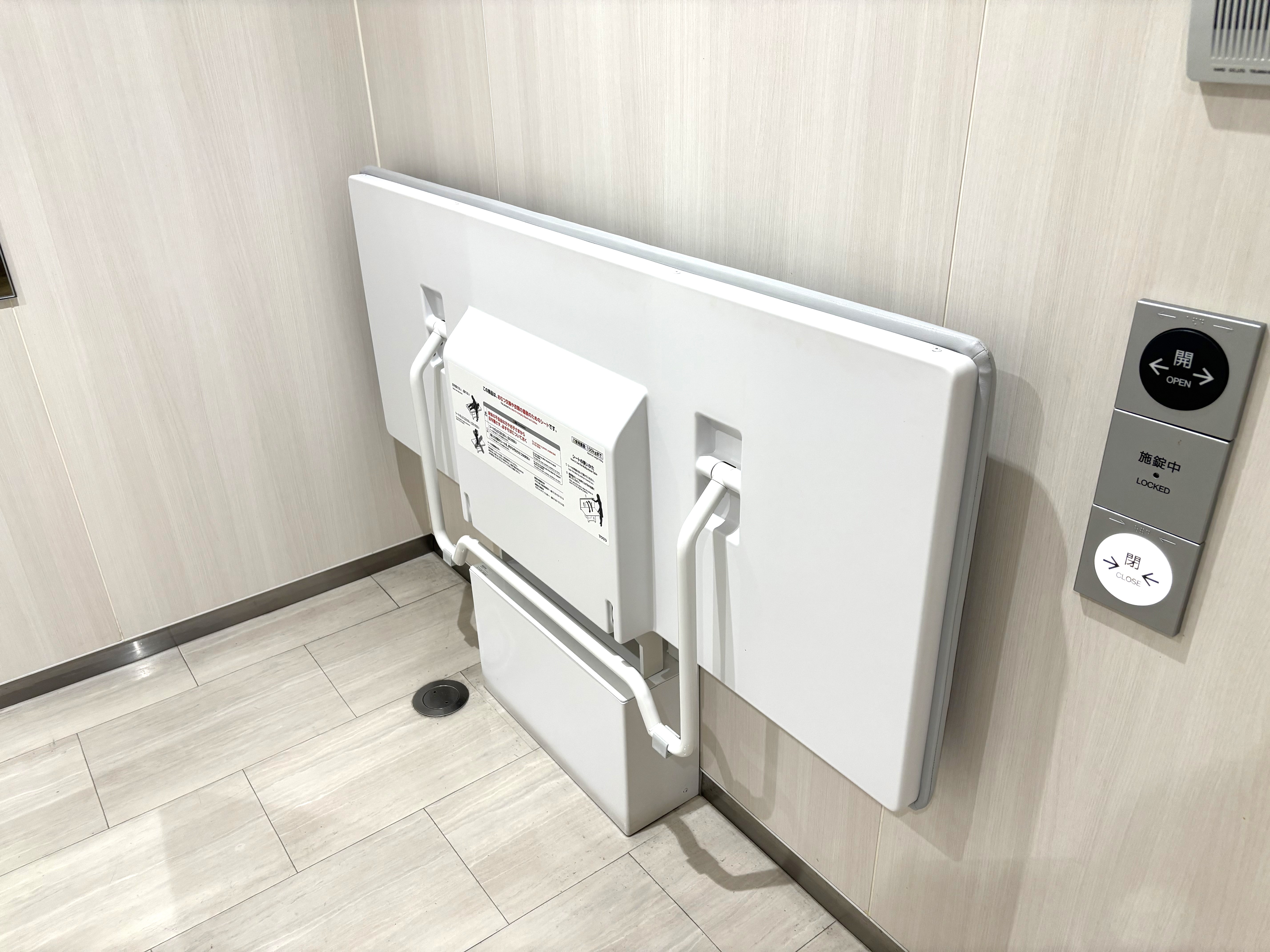 ユニバーサルシート(旧館1階バリアフリートイレ内)