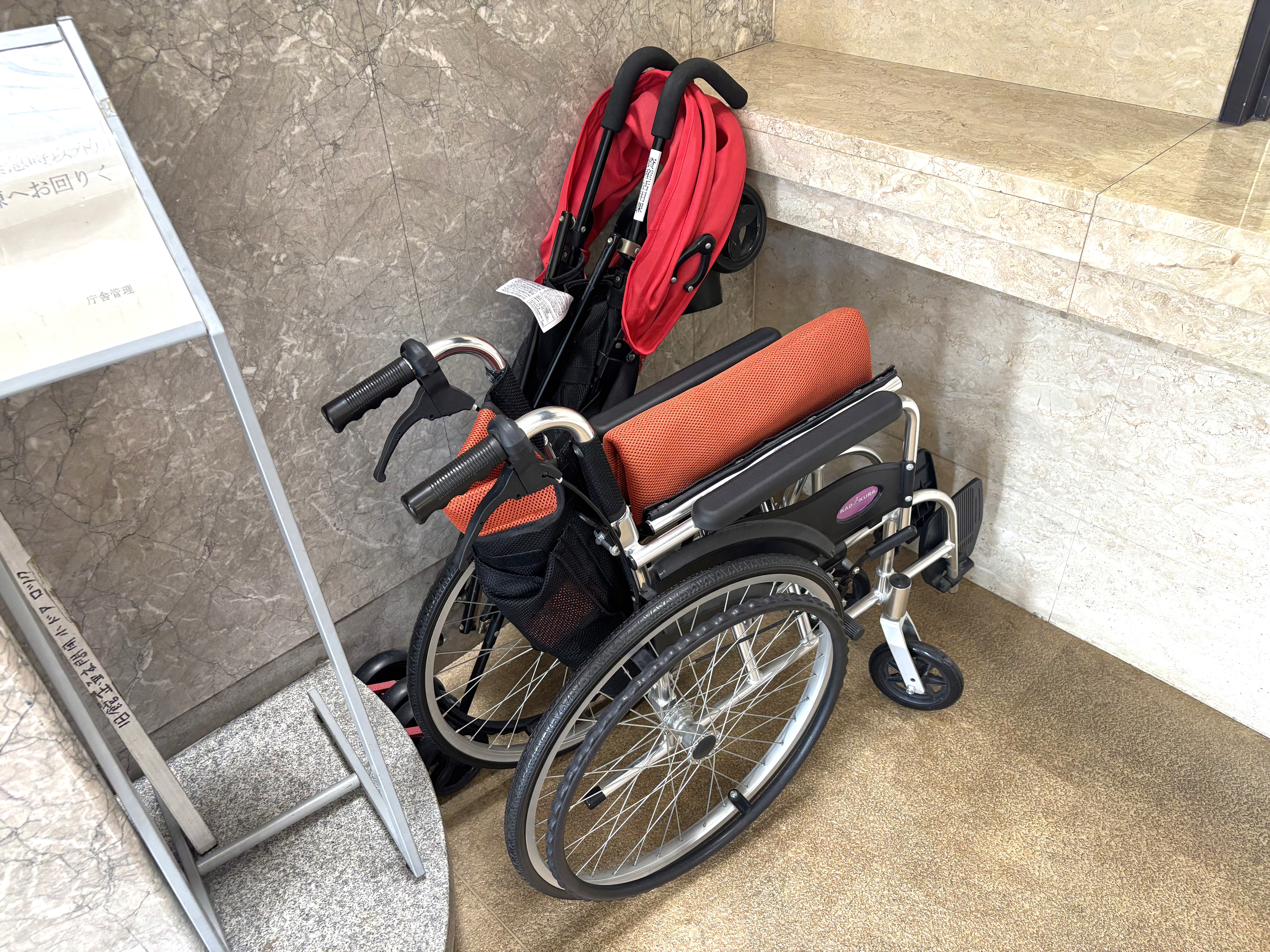 貸し出し用車椅子とベビーカーあります