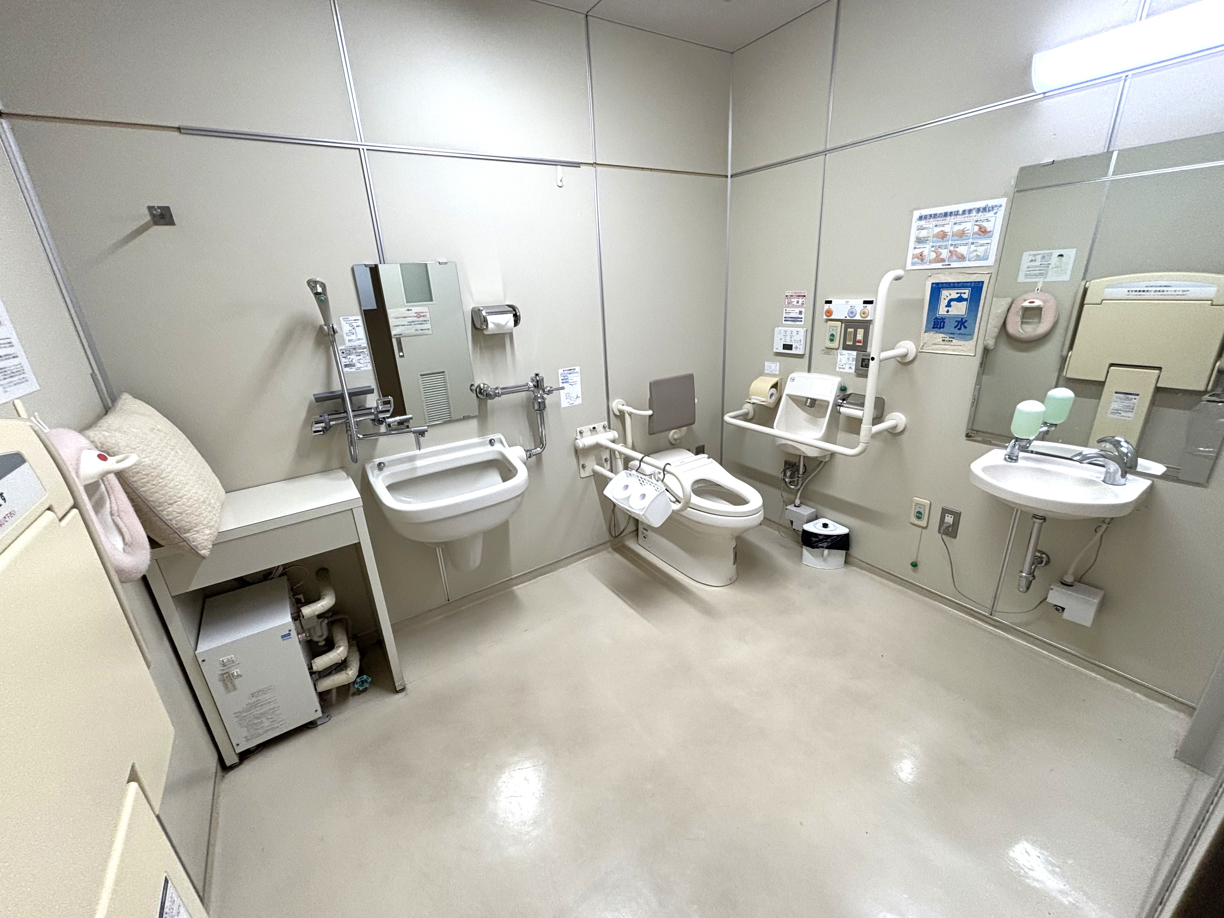 新館1階西側バリアフリートイレ
