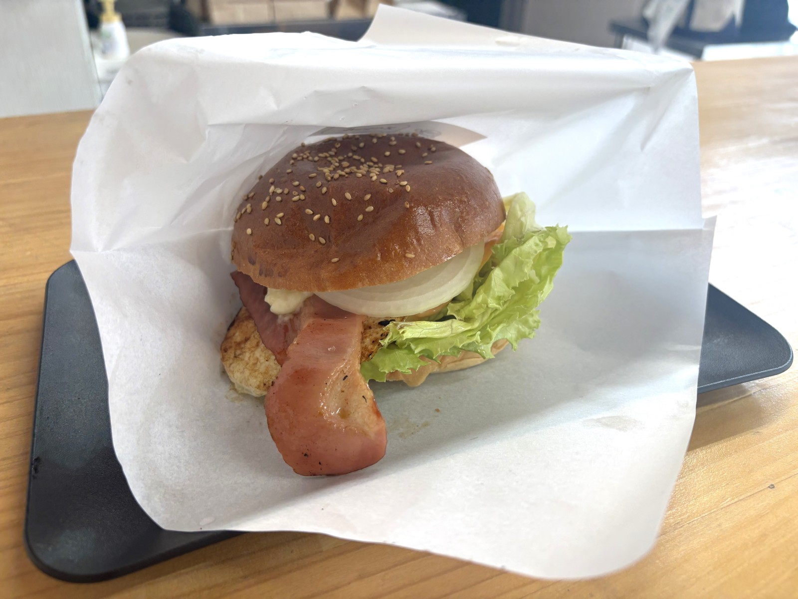 具がはみ出るほどのスペシャルバーガー