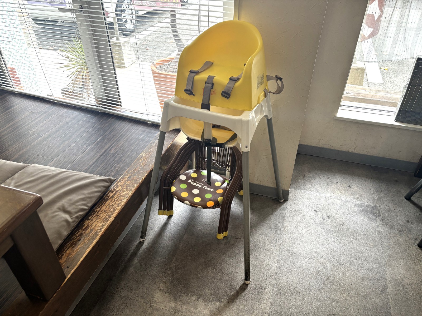 テーブル用座敷用、どちらもお子さま椅子あります