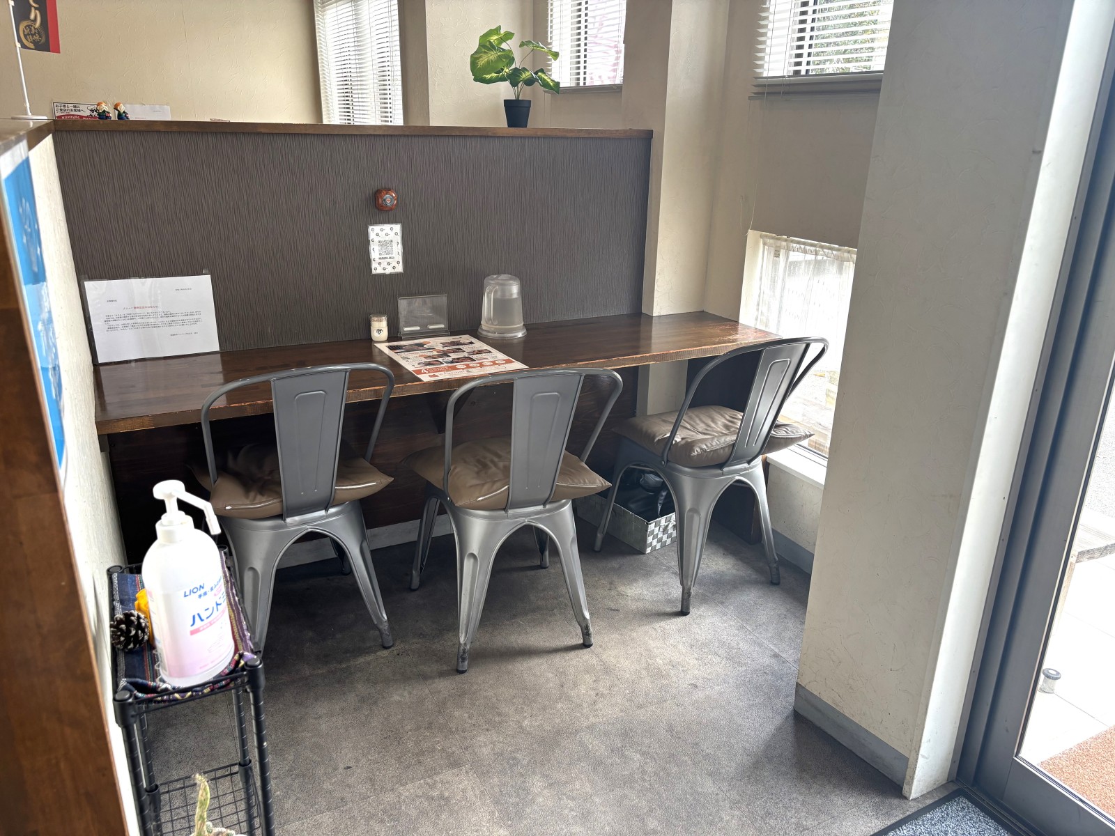 入って左手にはカウンター席あります