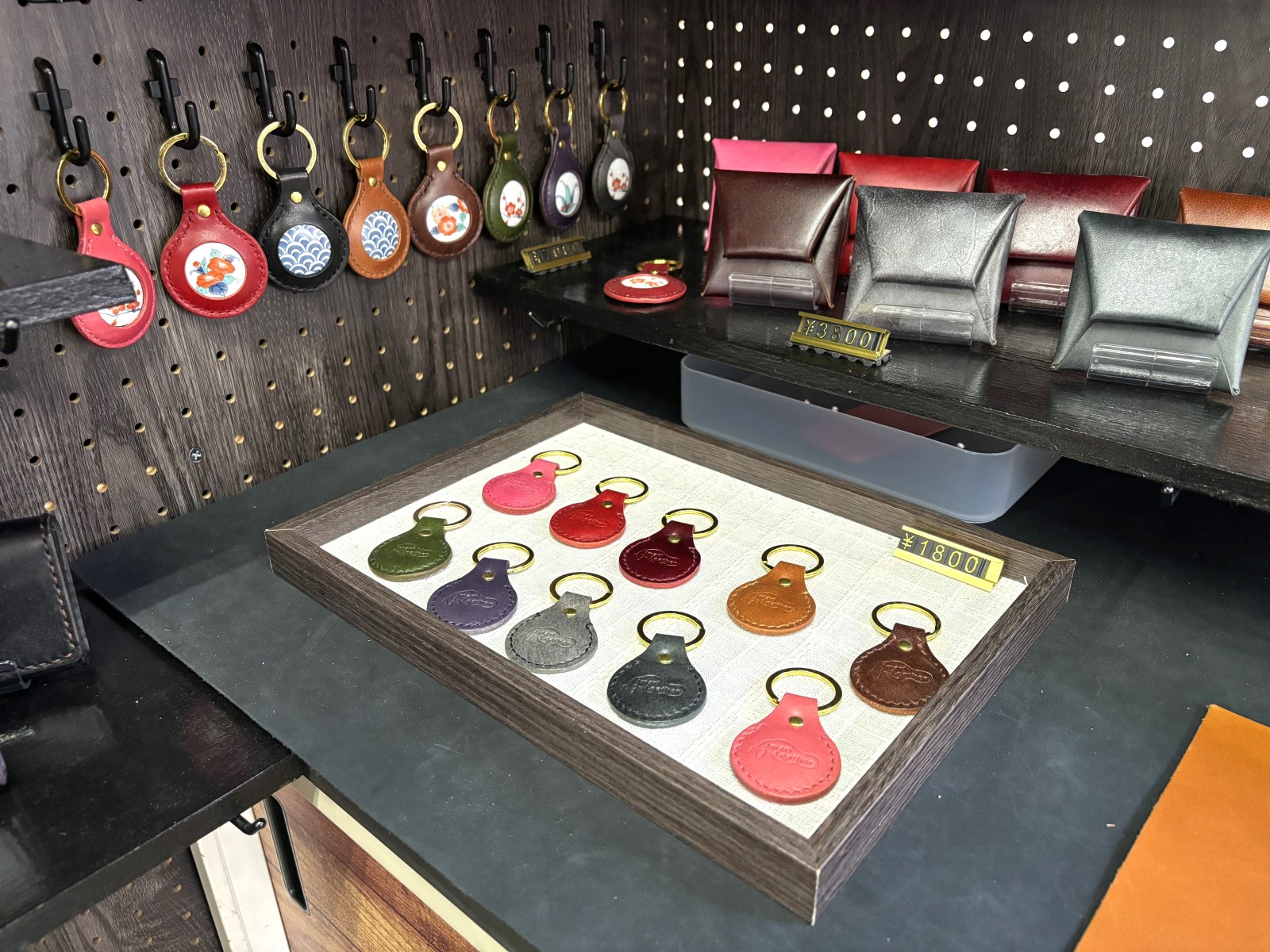 伊万里レザーのキーホルダーなどもあります