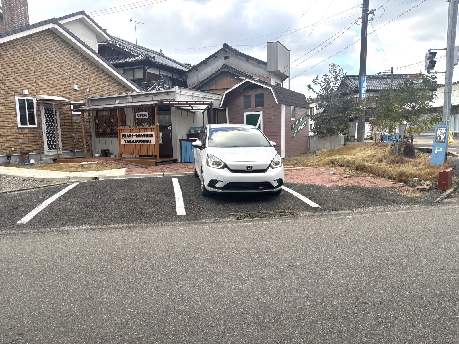 駐車場は店舗前にあります