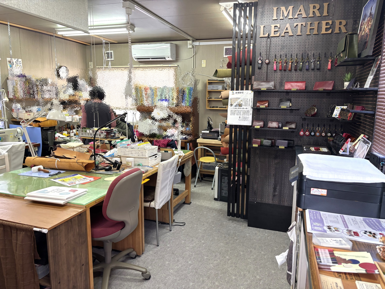 伊万里レザーアイテムは入口から見て正面にあります